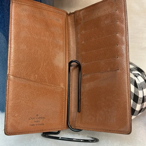 Louis Vuitton Bi-Fold wallet 💯% Authentic guaranteed